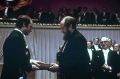 Alexandre Soljenitsyne recevant le prix Nobel de littérature en 1970 avec Friedrich Hayek en arrière-plan.jpg